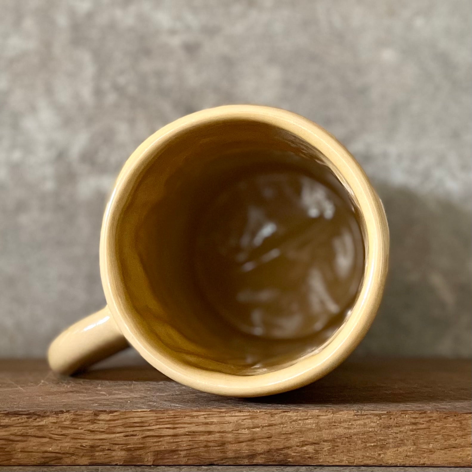 Ultra large yellow mug with text in Lithuanian